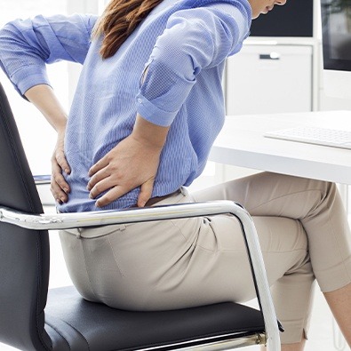 Woman in pain holding back before nerve hydrodissection