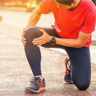 Man in pain when running due to patellofemoral syndrome