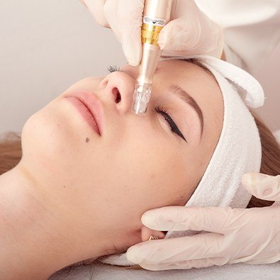 Woman receiving Prolozone therapy