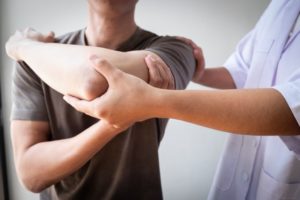 doctor examining patient’s rotator cuff 